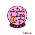 Rosa Kristallkugel Stickerei-Aufnäher mit Spruch 'Everything will be okay', 6,3x7cm - Everything Will Be Okay Kristallkugel Stil (PE7389CT)