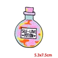 Bordado detallado de un parche de poción self-love con hilos de colores vivos - Estilo Botella de Poción de Amor Propio (PE8942CT)
