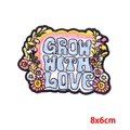 Parche bordado de flores boho con texto Grow With Love en tamaño 8x6cm - Estilo Floral de Arco Iris (PE9107CT)