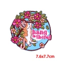 Detalle del parche bordado de gato en rama floral con texto 'hang in there!', 7.6x7.7cm - Estilo Gato en Rama (PE9108CT)