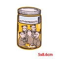 Détail de l'écusson brodé opossum 5x8,6cm avec texte anti-depressants sur fond jaune - Style Flacon de Médicament Opossum (PE9208CT)
