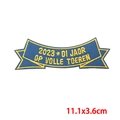 Detail eines bestickten Band-Patches mit goldener Schrift und Maßen von 11,1x3,6 cm - 2023 Band Stil (PE9437CT)
