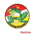 Detail eines Frosch-Stickpatches mit Krone und Bierkrug, Durchmesser 8.5cm Messung - Kronenfrosch Bier Stil (PE9440CT)