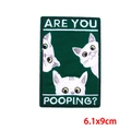 Toppa ricamata con gatti bianchi divertenti e scritta Are You Pooping su sfondo verde - Gatto ARE YOU POOPING (PE9492CT)