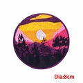 Detailaufnahme des 8cm runden Berg-Sonnenuntergang-Stickaufnähers mit lila Rand - Berg-Sonnenuntergang-Landschaft-Stil (PE9309CT)