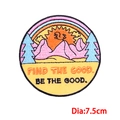 Runder Aufnäher mit Sonne und Bergen Stickerei und Find The Good Spruch für Kleidung - Personifizierter Sonnen Regenbogen Stil (PE9466CT)