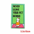 Bestickter Katzenaufnäher mit Never Leave Your Pet Behind Spruch 5.5x10cm - Lassen Sie Ihr Haustier Nie Zurück Katze (PE9422CT)