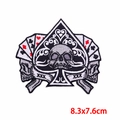 Detalle de parche bordado de calavera punk con cartas, tamaño 8,3x7,6 cm - Estilo Poker Calavera Picas (PE9402CT)