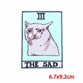 Detailansicht von Katzen-Tarot-Stickerei-Patch mit The Sad Text und schwarzem Rand - Die Traurige Katze Stil (PE9296CT)