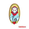 Dettaglio ravvicinato di una toppa ricamata a forma di opossum santo, 5x8,8 cm, su sfondo bianco - Opossum Divino (PE9482CT)