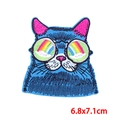 Dettaglio ricamo gatto cartoon con occhiali arcobaleno, misura 6,8x7,1cm per decorazioni DIY - Gatto Blu Occhiali Arcobaleno (PE9483CT)