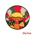 Detail van de psychedelische paddenstoel borduurpatch met fijne stiksels en 7 cm diameter - Grote Gele Paddenstoel Sterrenhemel Patroon (PE7687CT)