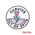 Dettaglio della toppa a fiore con testo Survive Out Of Spite e diametro di 7 cm - Stile Fiore di Sopravvivenza (PE9674CT)
