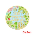 Detail eines 8cm runden Stickaufnähers mit bunten Beeren und Bienenmotiv-Design - Blumen Insekt Don't Forget To Look Up Stil (PE9717CT)