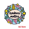 Runder Bestickter Aufnäher mit Blumenmuster und Kindness Matters Text 8x7,8cm - Beige Blumen Kindness Matters Stil (PE9718CT)