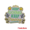 Parche bordado nube morada con lema Keep Going y flores amarillas 7.6x6.8cm - Estilo Nube con Eslogan Inspirador (PE9095CT)