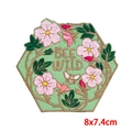 Nahaufnahme des sechseckigen Bee Wild Patches mit Blumenmuster und Bienenstickerei - Sechseck Bee Wild Stil (PE9719CT)