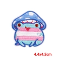 Dettaglio della toppa ricamata a rana fungo 4,4x4,5 cm con cuciture blu e rosa - Stile Rana Cappello Fungo (PE8705CT)