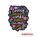 Detail der 6,6x8,5cm Blumen-Stickerei mit inspirierendem Zitat auf schwarzem Stoff-Patch - Schwarze Blumen Loving Ourselves Stil (PE9721CT)