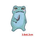 Broderie détaillée d'un écusson grenouille avec couteau 3,8x6,2cm pour vêtement DIY - Grenouille Avec Couteau (PE8714CT)