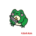 Détail d'un écusson brodé de grenouille verte 4.6x4.4cm tenant un couteau brillant - Grenouille Verte avec Couteau (PE9665CT)