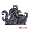 Oktopus-Tentakel-Stickpatch auf schwarzem Twill-Stoff mit weißen Nähten, 16x12cm - Mehrfarbiger Oktopus-Tentakel-Stil (PE9738CT)