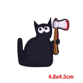 Dettaglio toppa ricamata 4,8x4,5cm con gatto nero divertente che impugna un'ascia - Gatto Nero con Ascia (PE9759CT)