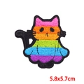 Primer plano del parche bordado de gato arcoíris 5,8x5,7cm con detalles de costura - Estilo De Gato Arcoíris (PE8762CT)