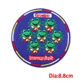 Detailopname van 8,8 cm Oeteldonk kikker borduursel patch met Groepsimmuniteit thema - Thema Groepsimmuniteit (PE9516CT)
