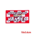 Detail der rot-weißen Oeteldonk-Patch mit gesticktem niederländischen Text und roten Rändern - Inspiration Rechteckig (PE9591CT)