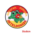 Macro-opname van 8cm Oeteldonk kikker patch met Geboren Getogen borduurwerk en kleurige strepen - Geboren Getogen Carnaval Kikker (PE9575CT)