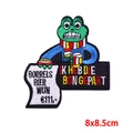Detail van Oeteldonk geborduurde patch met groene kikker en Nederlandse tekst erop - Drinkende Kikker (PE9525CT)
