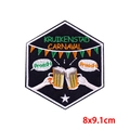 Detalle del parche Carnaval Kruikenstad de 8x9,1cm con bordado de cerveza y texto Proost - Tema Brindis De Cerveza De Carnaval (PE9586CT)