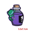 Parche bordado de rana y botella de poción morada para ropa DIY de 5.5x7.1cm - Botella de Poción Púrpura Rana (PE8713CT)