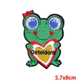 Macro detail van Oeteldonk geborduurde patch met groene kikker en hart 5.7x8cm - Hart Carnaval Kikker (PE9548CT)