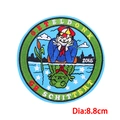 Detail van Oeteldonk carnaval geborduurde patch met kikkerontwerp en 8,8 cm diameter - Ronde 2015 Badge (PE9550CT)