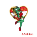 Oeteldonk carnavals embleem met kikker en hart, strijkapplicatie van 6.3x8.5cm - Personified Female Frog (PE9581CT)