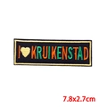 Bestickter I Heart Kruikenstad Aufnäher mit schwarzem Hintergrund und Goldrand 7.8x2.7cm - Herz Kruikenstad Stil (PE9601CT)
