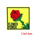 Detail van Flower Power roos borduurpatch met zwarte gestikte randen - Rode Roos Bloem Stijl (PE8730CT)