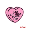 Roze hart borduurpatch met zwarte Let Lil Ugly Have Him tekst, maat 6x5 cm - Roze Dubbel Hart Overlappende Tekst (PE8723CT)