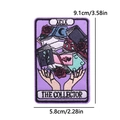 Detailweergave van de The Collector tarot geborduurde patch met paars maanontwerp - De Verzamelaar Boeken En Handen (PE9978CT)