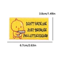 Cartoon Huhn Stickerei Aufnäher mit Slogan für Kleidung, Bügelbild Patch Dekoration - Gelbes Küken mit Pistole (PE12512CT)