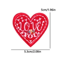 Dettaglio macro della toppa ricamata a cuore rosso con testo LOVE YOU e decori - Cuore Di Vite (PE12501CT)