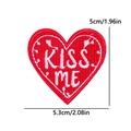 Toppa a cuore rosso ricamata con testo KISS ME bianco e misure 5,3cm per 5cm - Cuore Kiss Me (PE12502CT)