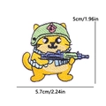 Patch brodé détaillé d'un chat jaune en tenue militaire mesurant 5cm par 5,7cm - Chat/Hamster tactique avec fusil (PE12531CT)