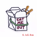 Detail eines bestickten China-Imbiss-Aufnähers mit Eat Me Out Text, Größe 6,1x5,8 cm - Pe6079ct