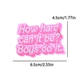 Détail de l'écusson brodé rectangulaire rose avec slogan blanc et bords ondulés - Style Rose Les Garçons Le Font (PE12380CT)