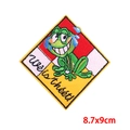Oeteldonk kikker strijkpatch ruitvorm met 'Who is theéét!' tekst voor carnaval 8,7x9cm embleem - Huilende Kikker Expressie (PE9523CT)