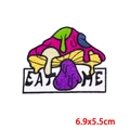 Patch brodé de champignon psychédélique coloré avec texte EAT ME, taille 6,9x5,5 cm - Champignon Fluide EAT ME (PE8370CT)