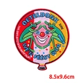 Oeteldonk carnaval embleem met geborduurde kikker en clown op driekleurige achtergrond - Driekleurige Gestreepte Clown Kikker (PE9534CT)